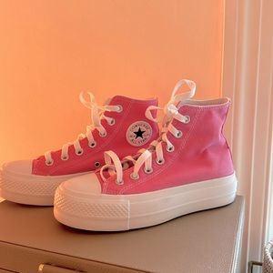 The color of them is pink and they are a perfect addition for any closet🤪